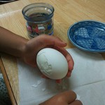 中華そば波 - 同じくサービスのゆで卵（剥きかけ＾＾；）