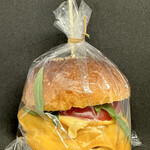 PARKER HOUSE BUTTER ROLL - PHBバーガーはピックを刺したままラッピング