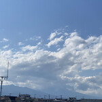 湯～トピアかんなみ - 露天風呂から
            愛鷹山の向こうの富士山は雲の中
            2023/06/16
            かき氷 シロクマ 500円
            いちごシロップ
