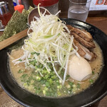 マルヤ商店 - 白マルDXラーメン+白ネギ・炙りチャーシュートッピング