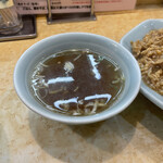 梁山泊 - 肉あんかけチャーハンにつく中華スープ