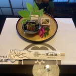 髙橋屋 - ︎  お通し（前菜）3種　　　　税込　　 ６００ 円
      （ 鰻の煮こごり・子持ち昆布とワカメ・胡麻豆腐 ）