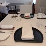 タツキ - テーブル