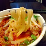 中国料理 西安刀削麺 - 「サンラー刀削麺」麺アップ