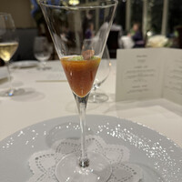 ソンブルイユ TOKYO - ❶ガスパチョ、バジル、アボガド、ニンニクチップ。