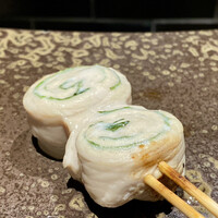 YAKITORI 燃 es - ささみ大葉巻き
                  沼能さんの仕込み焼いたささみ大葉巻きが大好きです♪
                  こんなにしっとりとしてジューシーなささみ肉、いただいた事ありませんから！
                  やっぱり旨いな〜これ！！