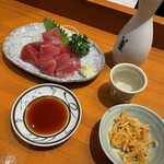 根岸家 - お通し、高清水、まぐろぶつが揃い、独酌開始ですよ！