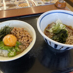 山田うどん - 午前10時までは朝メニューがあります。
            ミニ納豆オクラ丼と
            冷たい蕎麦の朝定食(税込420円)やっす！