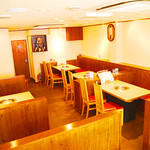 まかない屋 - 広々とした清潔感ある店内