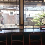 守貞cafe - 窓から手入れされた庭園が見えます