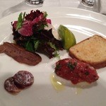 ラ・サンテ - 腿肉のタルタルと心臓のスモークサラダ　羊の脂を練り込んだトースト添え
