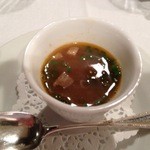 ラ・サンテ - 柔らかく煮込んだ舌と頬肉を浮き身にした羊のエッセンスのスープ