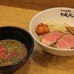 台風ギャング - 3種類のエビの部位をブレンドした海老の風味溢れる海老つけ麺は、リピーターも多いです。