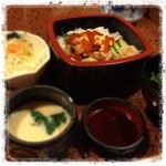 七福鮨 - 今日のランチは、海鮮丼。
            サラダと茶碗蒸しが付いて850円。
            マグロ、ホタテなどを小さく切って、イクラ、とびっこと混ぜて、酢飯の上に載ってます。(^^)