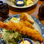 とんかつ 桐の家 - （手前）ミックスランチ：エビ1はさみ揚げ2：@1430円  /（奥）ヒレミックス定食：エビ1ヒレ4：@2680円