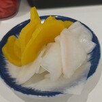 長浜ラーメン 一心亭 - 漬物は2種取った！他に辛子高菜とニンニクと…も一個あったような…m(__)m忘れた(^.^)