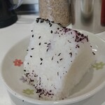 長浜ラーメン 一心亭 - おにぎり2個♪開店すぐだから？少し温かかった(•ө•)♡