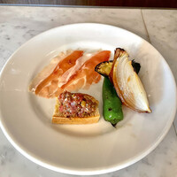 LOVAT - 前菜：黒毛和牛のタルタル、旬野菜のグリル、
                    スペイン産18ヶ月熟成生ハム