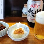 七郷屋 - 小鉢とビール(大瓶)