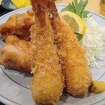 万福 - エビフライと鶏唐揚定食 900円 大盛無料