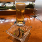 Yahashira Sushikan - 生ビールとお通しのイカ飯