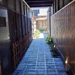 Nishikawa - 石畳のアプローチ