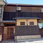 Nishikawa - 左側の格子戸