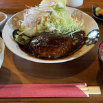 くろ吉 - 煮込みハンバーグ定食 1500円。