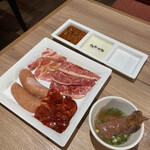 Yakiniku Baru Kesera Senara - 満腹焼肉ランチ…カルビ、カシラ、豚ロース、ソーセージ。右のはミルフィーユ。