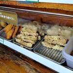 山越うどん - メニュー表⑤トッピングの陳列棚