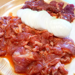 ジンギスカン白樺 - 手前がラム　奥がマトン