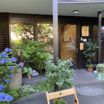 カフェ ノースライト - お店入り口　6月　紫陽花が美しい