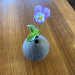 カフェ ノースライト - テ－ブルに飾られた生花ビオラ