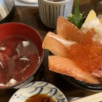 海鮮処 魚屋の台所 - サーモン・ネギトロ・イクラ・カニ丼1500円税込