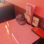 HOT BUNNY DINER - ネオン管のせいで皆ピンク色ｗ