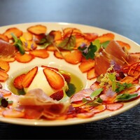 イタリア産ブラータチーズと苺の一皿