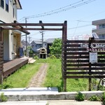 Cafe&bistro Sakuraya - 敷地（庭）の入り口