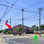 Cafe&bistro Sakuraya - 店（赤い➡︎）から少し離れた場所にも２台分の駐車場があります（緑の➡︎）