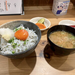 しんのすけ - 釜揚げしらす丼、みそ汁、ぬかづけ
