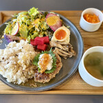 ツキガワドライブイン - 料理写真:和風煮込みハンバーグと東秩父野菜のDELIプレート　雑穀米　1680円