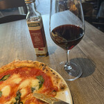 PIZZA & PASTA SALVATORE - マルゲリータとピカンテソースにおススメ赤グラスのネロ　ダブォラ　シチリア。
