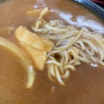 苗穂通り しあわせ食堂 - カレーそばの麺をアップで