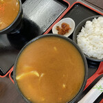 苗穂通り しあわせ食堂 - カレーそば ライス（手前）ミニカレーうどん（奥）