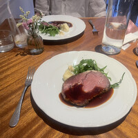 表参道バンブー - ローストビーフはベーシックな味。お皿が申し訳程度に温められていましたが、それでも冷めてます。美味しい！また食べたいとはとてもならないかなあ。