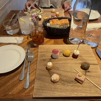 表参道バンブー - 前菜。作り置き感が否めない。揚げ物はめちゃくちゃ冷めてて微妙でした。ローズマリーのフォカッチャは普通でした。