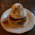 シナモンカフェ - シナモンロールアイスのせ