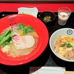 Hakata Torisoba Hanamidori Hankyuumedahonten - 水炊きソバと親子丼（1750円）