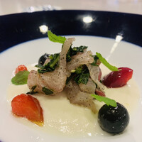 anchoa - ② 前菜：イナダのマリネ、ホワイトアスパラ入りアホブランコ（大蒜+アーモンド）のスープ 、プラム+ブルーベリー+レモンバーム添え