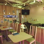 タビユキカフェ - それぞれのテーブルに電気スタンドが取り付けてあります。