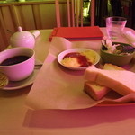 タビユキカフェ - 料理写真:モーニングセット500円（ドリンクはアメリカン）が到着しました。　トレーの上のエチケットペーパーに感動しました。